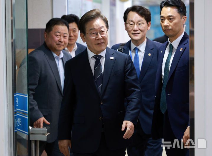 [파주=뉴시스] 고범준 기자 = 이재명 대통령이 13일 경기도 파주시 장단면 행정복지센터에서 열린 주민 간담회에 참석하고 있다. 2025.06.13. bjko@newsis.com