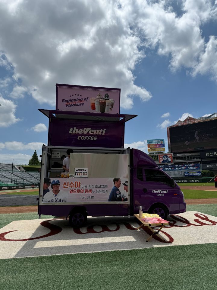 [서울=뉴시스] 추신수 SSG 랜더스 구단주 보좌역의 은퇴식 날 커피차를 선물한 이대호. (사진 = SSG 랜더스 제공) *재판매 및 DB 금지