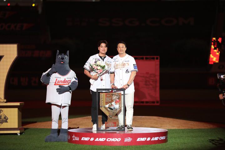 [서울=뉴시스] 14일 인천 SSG랜더스필드에서 진행된 추신수 SSG 랜더스 구단주 보좌역 은퇴식에서 김재현 단장이 은퇴 기념 동판 액자를 전달하고 있다. (사진 = SSG 랜더스 제공) *재판매 및 DB 금지