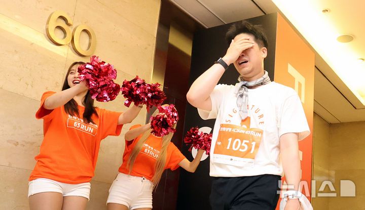 [서울=뉴시스] 추상철 기자 = 14일 오전 서울 영등포구 여의도 63빌딩에서 열린 '한화생명 시그니처 63 RUN' 행사에서 참가자가 60층 피니쉬라인에 도착하고 있다. 2025.06.14. scchoo@newsis.com