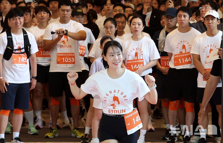 [서울=뉴시스] 추상철 기자 = 14일 오전 서울 영등포구 여의도 63빌딩에서 열린 '한화생명 시그니처 63 RUN' 행사에서 참가자가 출발을 하고 있다. 2025.06.14. scchoo@newsis.com