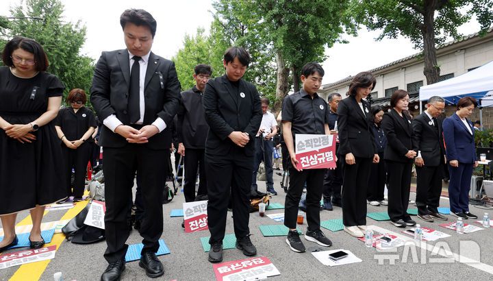 [서울=뉴시스] 추상철 기자 = 14일 오후 서울 종로구 정부서울청사 인근에서 열린 전교조, 교총, 교사노조 등 교원 3단체의 '제주 교사 추모 및 교권 보호 대책 요구' 집회에서 참가자들이 묵념을 하고 있다. 2025.06.14. scchoo@newsis.com