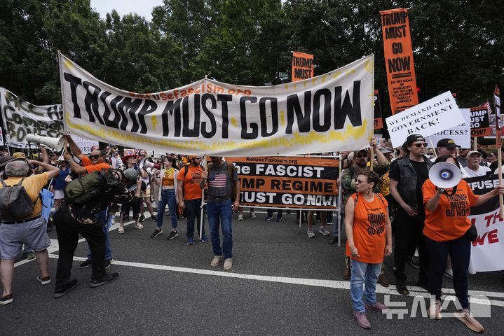 [워싱턴=AP/뉴시스] 도널드 트럼프 미국 대통령의 79번째 생일인 14일(현지 시간) 미국 전역에서 트럼프 행정부를 규탄하는 '노 킹스(No Kings)' 시위가 열린 가운데, 워싱턴DC에서도 반트럼프 시위가 진행되고 있다. 2025.06.15.
