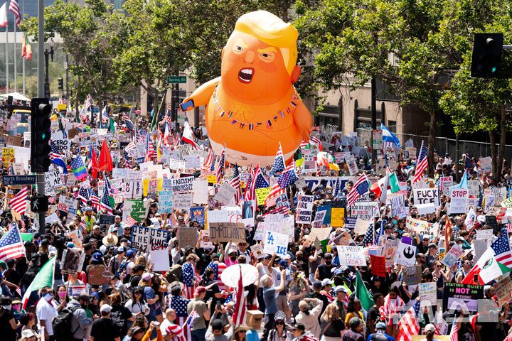 [로스앤젤레스=AP/뉴시스]  미 캘리포니아주 로스앤젤레스에서 6월 14일 트럼프의 제왕적 국정운영을 비난하는  ‘노 킹스(No Kings)’ 시위 참가자들이 각종 손팻말을 들고 행진하고 있다.  미 UCLA대학의 올 여름 경제전망 보고서는 캘리포니아 경제가 트럼프 관세정책과 이민추방, 진압군 투입 여파로 하반기에 퇴락할 것을 예고했다.  2025.06.19.