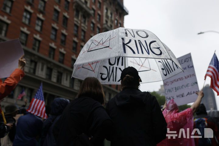 [뉴욕=AP/뉴시스]도널드 트럼프 미국 대통령의 79번째 생일인 14일(현지 시간) 미국 전역에서 트럼프 행정부를 규탄하는 '노 킹스(No Kings)' 시위가 열린 가운데, 뉴욕에서도 관련 시위가 진행되고 있다. 2025.06.15.