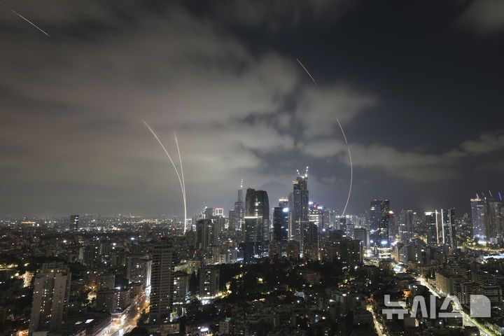 [텔아비브=AP/뉴시스] 이스라엘의 방공 시스템 아이언 돔이 15일(현지 시간) 이스라엘 텔아비브 상공에서 이란이 발사한 미사일을 요격하기 위해 작동하고 있다. 2025.06.15.