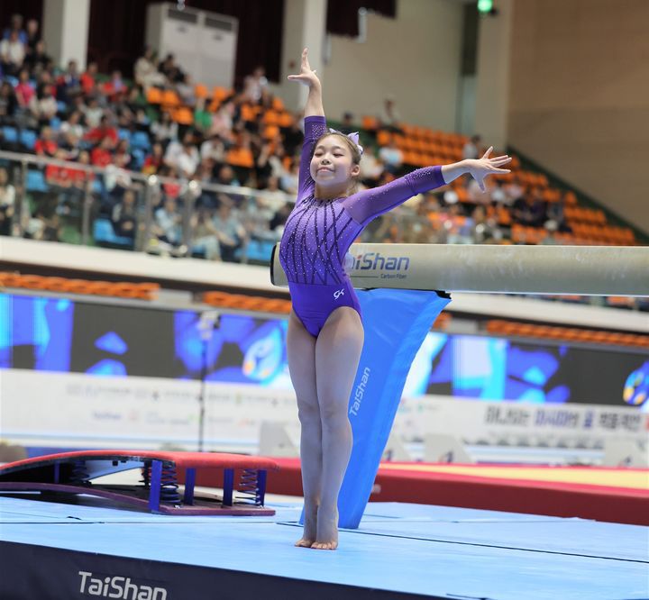 [서울=뉴시스] 여자 기계체조 황서현이 15일 충북 제천의 제천체육관에서 열린 2025 기계체조 아시아선수권대회 여자 시니어 평균대 결승에서 연기를 마치고 있다. (사진=대한체조협회 제공) 2025.06.15. *재판매 및 DB 금지