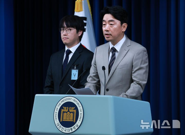 [서울=뉴시스] 고범준 기자 = 강훈식 비서실장이 15일 서울 용산구 대통령실 브리핑룸에서 인선 발표 관련 브리핑을 하고 있다. 왼쪽은 하정우 AI미래기획수석. 2025.06.15. bjko@newsis.com