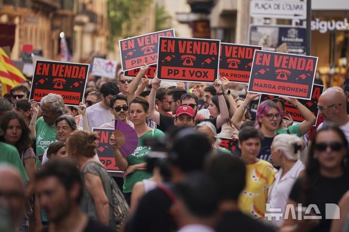 [마요르카=AP/뉴시스] 15일(현지 시간) 스페인 마요르카에서 오버투어리즘(과잉 관광)에 반대하는 시위가 열리고 있다. 2025.06.16.
