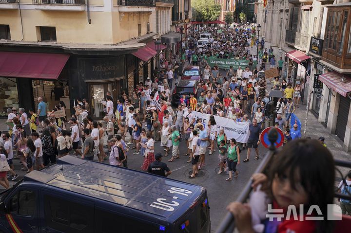 [마요르카=AP/뉴시스] 15일(현지 시간) 스페인 마요르카에서 오버투어리즘(과잉 관광)에 반대하는 시위가 열리고 있다. 2025.06.16.