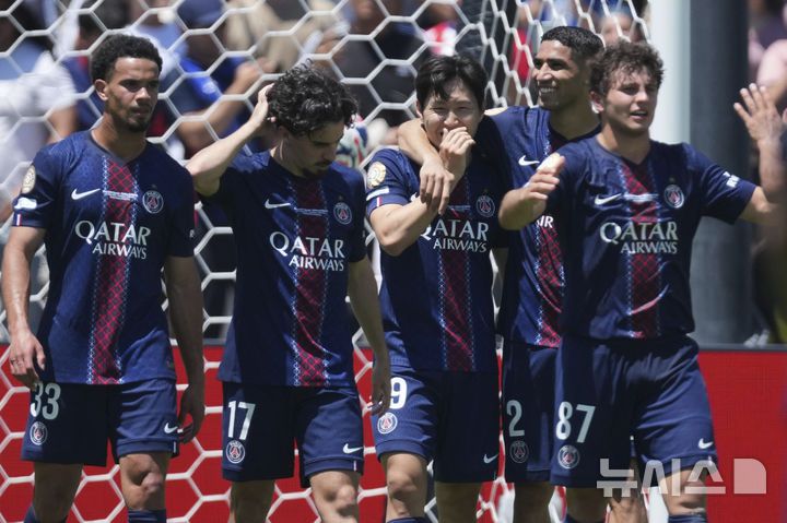 [패서디나=AP/뉴시스] 파리 생제르맹(PSG, 프랑스)의 이강인(가운데)이 15일(현지 시간) 미 캘리포니아주 패서디나 로즈볼 스타디움에서 열린 2025 국제축구연맹(FIFA) 클럽 월드컵 B조 조별리그 1차전 아틀레티코 마드리드(스페인)와의 경기 후반 추가시간 페널티킥으로 팀 4번째 골을 넣고 동료들과 기쁨을 나누고 있다. 이강인은 스페인 최고 골키퍼 얀 오블락을 상대로 PK를 성공했으며 PSG는 4-0 완승을 기록했다. 2025.06.16.