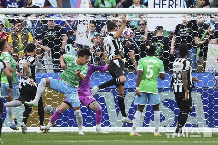[시애틀=AP/뉴시스] 2025 국제축구연맹(FIFA) 클럽월드컵에서 맞붙은 보타포구(브라질)와 시애틀 사운더스(미국)의 경기 장면. 2025.06.15.