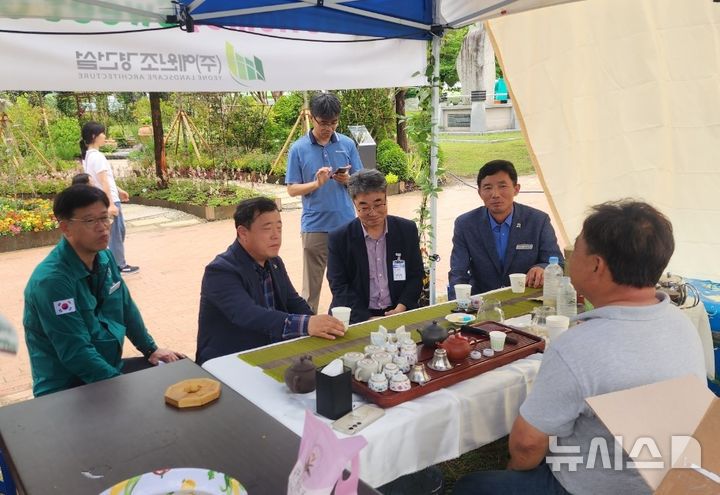 [진주=뉴시스]경남도 박명균(왼쪽서 두 번째) 행정부지사가 주말인 지난 14일 진주시 초전공원 일원에서 개최 중인 '2025 대한민국 정원산업박람회'를 찾안 현장 의견을 청취하고 있다.(사진=경남도 제공) 2025.06.16. photo@newsis.com