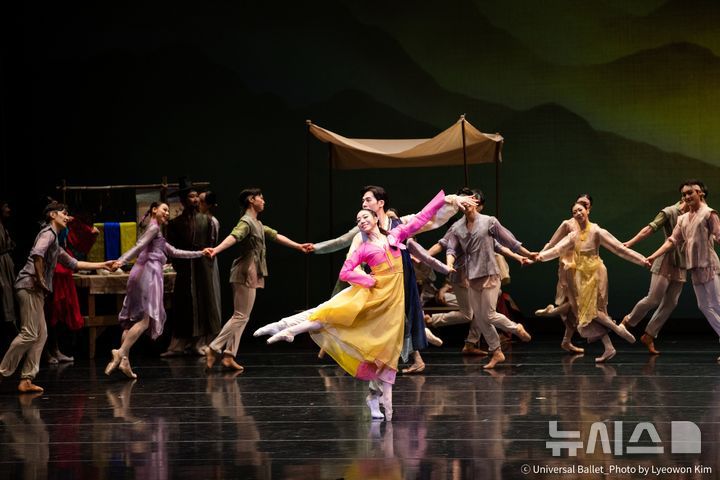[서울=뉴시스]'발레 춘향' 공연 장면. (사진=유니버설발레단 제공)