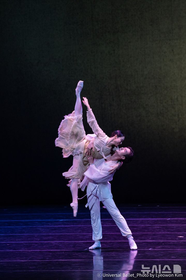 [서울=뉴시스]'발레 춘향'에서 춘향과 이몽룡의 파드되(2인무). (사진=유니버설발레단 제공)