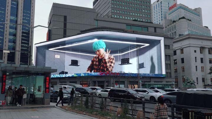 [서울=뉴시스]신세계스퀘어가 가수 지드래곤(G-Dragon)의 앨범 '?bermensch’의 타이틀곡 'Too Bad' 뮤직비디오를 기반으로 제작한 시보 영상을 공개했다고 17일 밝혔다.(사진=신세계백화점 제공) *재판매 및 DB 금지