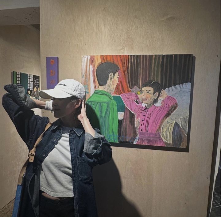 [서울=뉴시스] 가수 아이유가  '폭싹 속았수다 똘도, 어멍도, 할망도' 전시회를 보기 위해 제주를 찾았다. (사진=아이유 인스타그램 캡처) 2025.06.16. photo@newsis.com *재판매 및 DB 금지