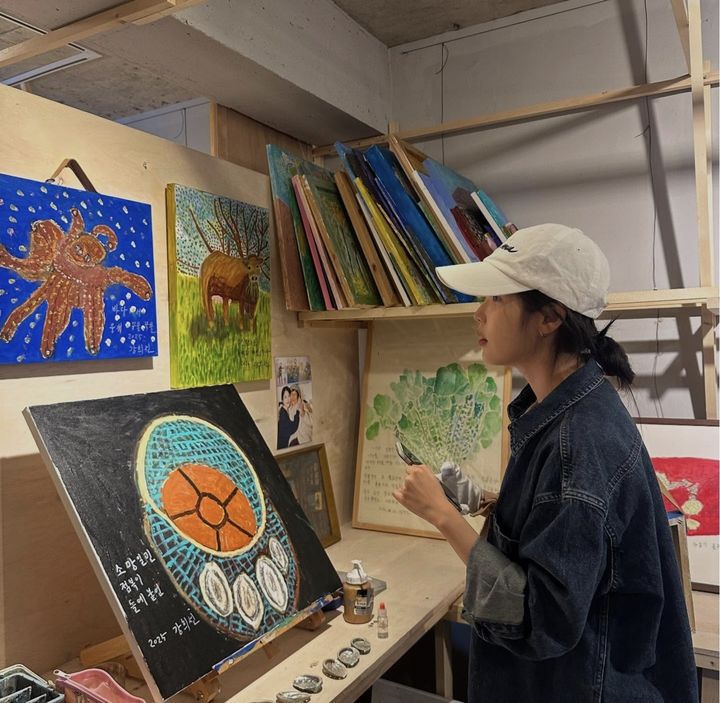 [서울=뉴시스] 가수 아이유가 '폭싹 속았수다 똘도, 어멍도, 할망도' 전시회를 보기 위해 제주를 찾았다. (사진=아이유 인스타그램 캡처) 2025.06.16. photo@newsis.com *재판매 및 DB 금지