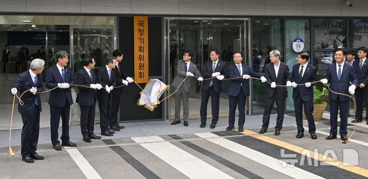 [서울=뉴시스] 김진아 기자 = 이한주(왼쪽 다섯번째) 국정기획위원회 위원장이 16일 서울 종로구 정부서울청사 창성동 별관에서 열린 국정기획위원회 출범 현판 제막식에서 참석자들과 제막을 하고 있다. 왼쪽 네번째부터 국정기획위원회 김용범 부위원장, 이 위원장, 진성준 부위원장, 방기선 부위원장. (공동취재) 2025.06.16. photo@newsis.com