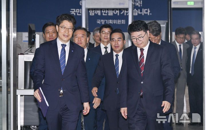 [서울=뉴시스] 김진아 기자 = 이한주(왼쪽 세번째) 국정기획위원장 등 참석자들이 16일 서울 종로구 정부서울청사 창성동 별관에서 열린 국정기획위원회 출범 현판식에 참석하고 있다. (공동취재) 2025.06.16. photo@newsis.com