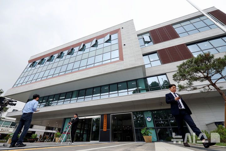 [서울=뉴시스] 김진아 기자 =고위공직자범죄수사처(공수처)가 지난 23일 국정기획위원회와 간담회를 갖고 공수처의 역할 제고방안과 수사기관간 역할 분배 등을 논의했다. 사진은 국정기획위원회가 출범한 16일 서울 종로구 정부서울청사 창성동 별관. 2025.06.16. bluesoda@newsis.com