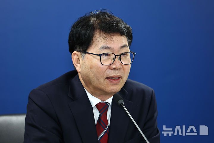 [서울=뉴시스] 김진아 기자 = 이한주 국정기획위원회 위원장이 16일 서울 종로구 정부서울청사 창성동 별관에서 열린 국정기획위원회 1차 전체회의에서  발언하고 있다.  이날 출범한 위원회는 정부가 임기 중 추진할 국정과제의 로드맵을 제시하며 이재명 정부의 100대 국정과제를 정리, 과제별로 추진 시점과 목표 등을 정해 '국정운영 5개년 계획'을 마련할 방침이다. (공동취재) 2025.06.16. photo@newsis.com