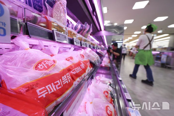 [서울=뉴시스] 김근수 기자 = 서울 시내 한 대형마트 매대에 닭고기가 진열돼 있다. 2025.06.16. ks@newsis.com