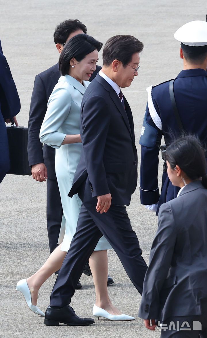 [성남=뉴시스] 최진석 기자 = 주요 7개국(G7) 정상회의 참석차 캐나다를 방문하는 이재명 대통령과 부인 김혜경 여사가 16일 성남 서울공항에서 공군 1호기에 탑승하고 있다. 2025.06.16. myjs@newsis.com