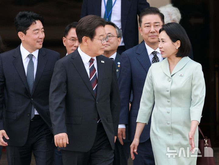 [성남=뉴시스] 고범준 기자 = 이재명 대통령과 김혜경 여사가 캐나다에서 열리는 주요 7개국(G7) 정상회의에 참석하기 위해 16일 경기 성남 서울공항에서 공군 1호기에 탑승하기 위해 이동하고 있다. 왼쪽부터 강훈식 비서실장, 황인권 경호처장, 이 대통령, 고기동 행정안전부 장관 직무대행, 김병기 더불어민주당 당대표 직무대행 겸 원내대표, 김혜경 여사. 2025.06.16. bjko@newsis.com