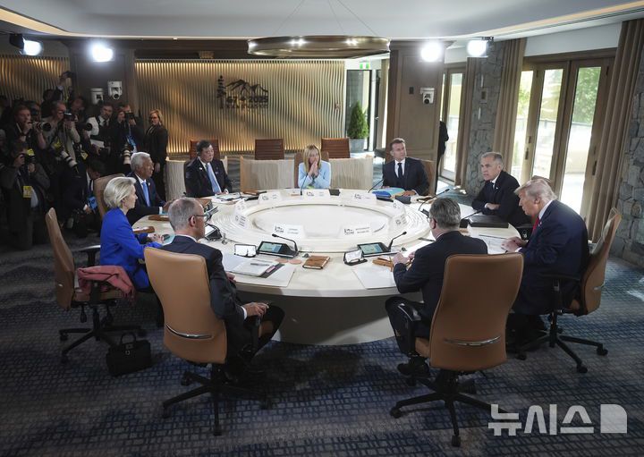 [카나나스키스=AP/뉴시스]16일(현지 시간) 캐나다 앨버타주 카나나스키스에서 열린 주요 7개국(G7) 정상회의 실무 세션이 이뤄지고 있다. 2025.06.17.