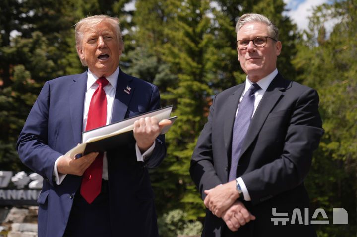 [카나나스키스=AP/뉴시스] 도널드 트럼프(왼쪽) 미국 대통령이 16일(현지 시간) 캐나다 카나나스키스에서 주요 7개국(G7) 정상회의를 계기로 키어 스타머 영국 총리와 회담 후 기자회견을 하고 있다. 2025.06.17.