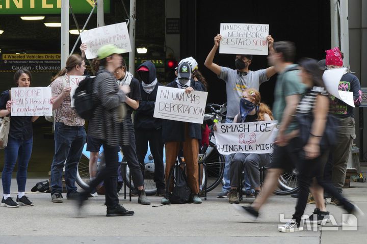 [시카고=AP/뉴시스] 16일(현지 시간) 미 일리노이주 시카고 이민법원 앞에서 시위대가 이민세관단속국(ICE)을 욕하는 내용(Chinga La Migra) 등이 적힌 손팻말을 들고 모여 있다. 2025.06.17.