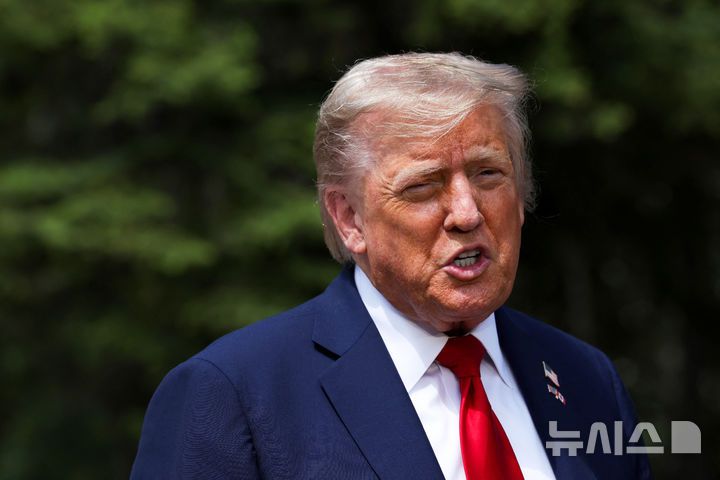 [카나나스키스=AP/뉴시스] 도널드 트럼프 미국 대통령이 16일(현지 시간) 캐나다 카나나스키스에서 주요 7개국(G7) 정상회의를 계기로 키어 스타머 영국 총리와 회담 후 기자회견 하고 있다. 2025.06.17.