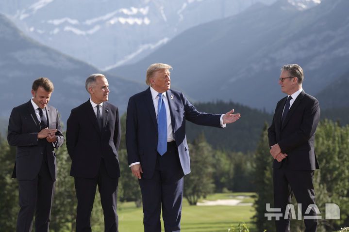 [카나나스키스=AP/뉴시스] 도널드 트럼프 미국 대통령이 16일(현지 시간) 캐나다 카나나스키스에서 열린 주요 7개국(G7) 정상회의에서 참가국 정상들과 기념촬영에 앞서 대화하고 있다. 왼쪽부터 에마뉘엘 마크롱 프랑스 대통령, 마크 카니 캐나다 총리, 트럼프 대통령, 키어 스타머 영국 총리. 2025.06.17.