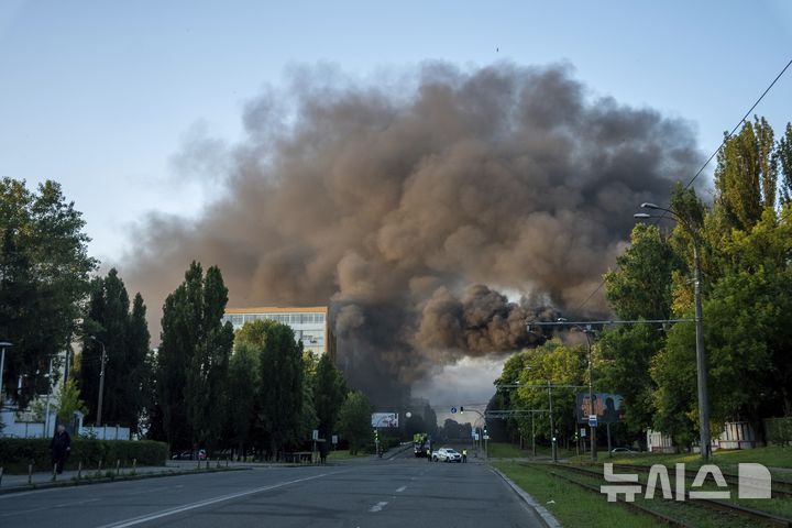 [키이우=AP/뉴시스] 17일(현지 시간) 우크라이나 키이우에서 러시아의 미사일과 드론 공습으로 연기가 피어오르고 있다. 2025.06.17.