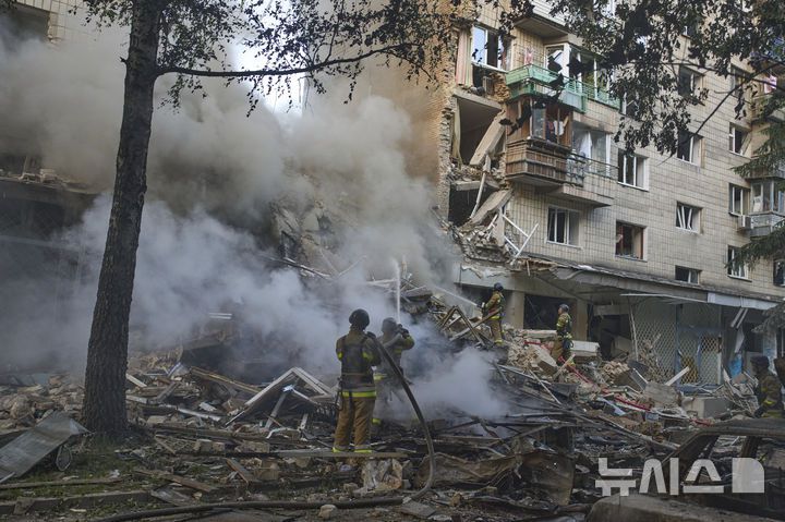 [키이우=AP/뉴시스] 17일(현지 시간) 우크라이나 키이우에서 소방관들이 러시아의 미사일과 드론 공격으로 발생한 주거 단지 건물 화재를 진압하고 있다. 러시아가 키이우를 공습해 최소 20명이 부상한 것으로 전해졌다. 2025.06.17.