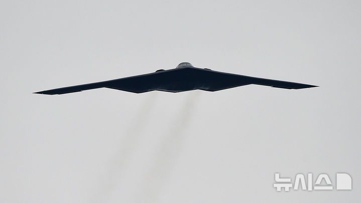[앨라배마=AP/뉴시스]2015년 10월 25일(현지 시간) 미국 공군 B-2 스텔스 폭격기가 앨라배마주 탈라디가에서 비행하고 있다. 2025.06.22.