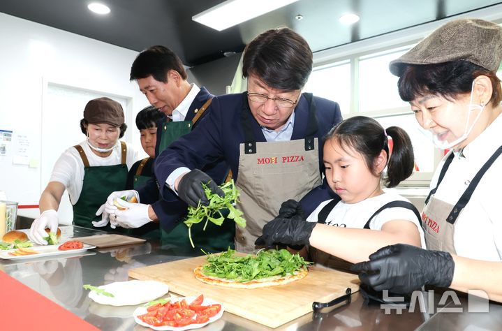 [전주=뉴시스] 전북 전주시는 17일 전주시니어클럽에서 세대 간 나눔과 연대를 통해 돌봄 공동체를 실현하는 '세대를 잇(EAT)다, 전주 함께 힘 피자' 사업 발대식을 열고 본격적인 운영에 들어갔다고 밝혔다. (사진=전주시 제공) 2025.06.17. photo@newsis.com