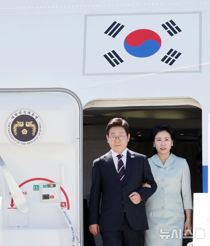 [캘거리 =뉴시스] 최진석 기자 = 주요 7개국(G7) 정상회의에 참석하는 이재명 대통령이 16일(현지 시간) 캐나다 앨버타주 캘거리국제공항에 도착해 김혜경 여사와 공군 1호기에서 내리고 있다. 2025.06.17. myjs@newsis.com