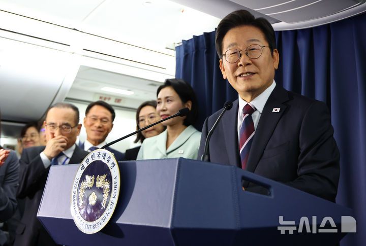 [캘거리=뉴시스] 최진석 기자 = 이재명 대통령이 16일(현지 시간)  주요 7개국(G7) 정상회의 참석을 위해 캐나다 앨버타주 캘거리로 향하는 공군 1호기에서 기자간담회를 하고 있다. 2025.06.17. myjs@newsis.com