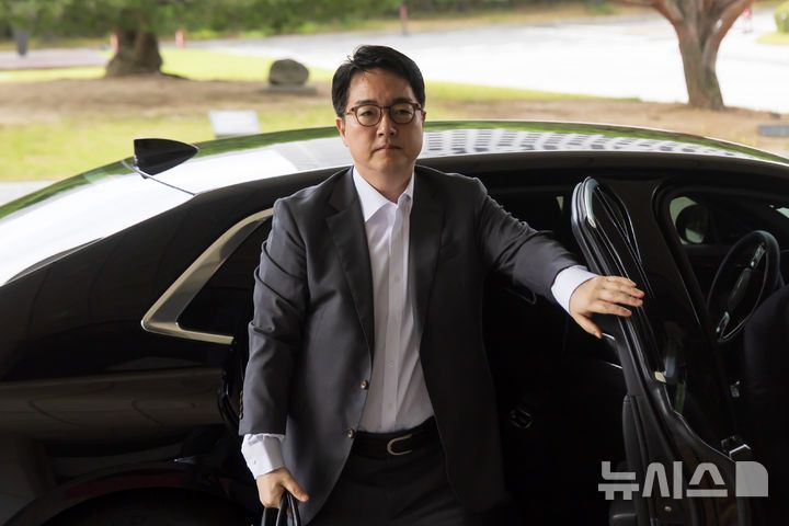 [서울=뉴시스] 김선웅 기자 = 심우정 검찰총장이 17일 서울 서초구 대검찰청으로 출근하고 있다. 심 총장은 지난해 10월 김주현 당시 대통령실 민정수석과 도·감청 방지 휴대전화인 비화폰으로 두 차례 통화한 사실이 확인됐다. 2025.06.17. mangusta@newsis.com