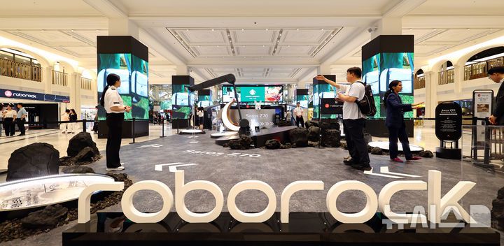 [서울=뉴시스] 박주성 기자 = 글로벌 스마트 홈 기업 로보락(Roborock)이 17일 서울 신세계백화점 강남점 센트럴시티 1층에 세계 최초로 5축 접이식 로봇 팔을 탑재한 로봇청소기 'Saros Z70'(사로스 Z70) 팝업스토어를 오픈하고 있다. 17일부터 29일까지 진행되는 이번 팝업스토어에서는 신제품 Saros Z70를 직접 체험하고 로보락의 기술을 느껴볼 수 있다. 2025.06.17. park7691@newsis.com