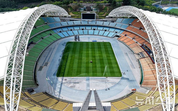 [대구=뉴시스] 이무열 기자 = 세계적인 축구 명문 구단 FC바르셀로나가 대구FC와의 친선경기를 위해 대구를 찾는다.지난 6월17일 대구 수성구 대구스타디움 경기장에서 체육시설관리부 관계자들이 잔디 보수 작업을 하고 있다. 2025.06.17. lmy@newsis.com