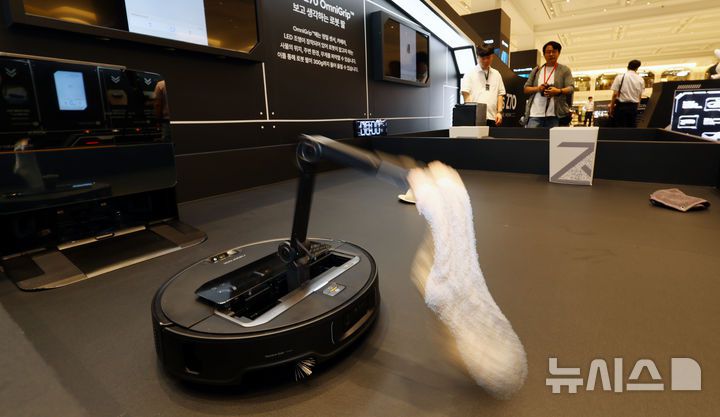 [서울=뉴시스] 박주성 기자 = 글로벌 스마트 홈 기업 로보락(Roborock)이 17일 서울 신세계백화점 강남점 센트럴시티 1층에 세계 최초로 5축 접이식 로봇 팔을 탑재한 로봇청소기 'Saros Z70'(사로스 Z70) 팝업스토어를 오픈하고 있다. 17일부터 29일까지 진행되는 이번 팝업스토어에서는 신제품 Saros Z70를 직접 체험하고 로보락의 기술을 느껴볼 수 있다. 2025.06.17. park7691@newsis.com