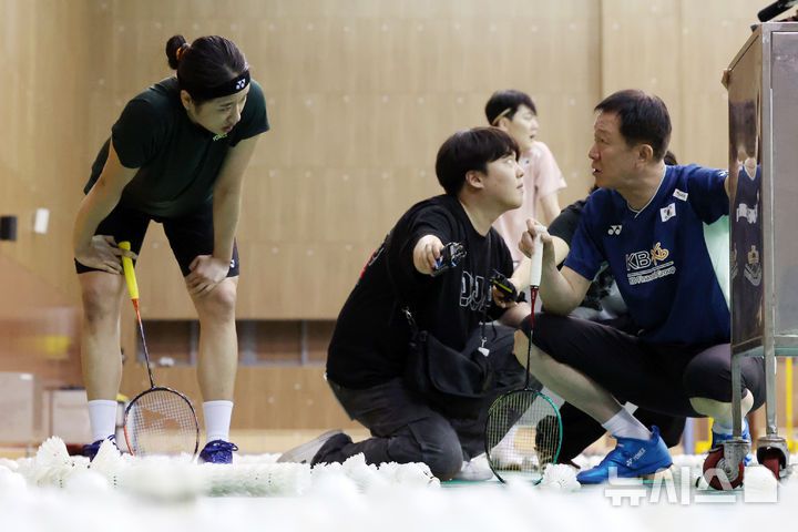 [진천=뉴시스] 조성우 기자 = 17일 충북 진천선수촌에서 열린 대한민국 배드민턴 국가대표팀 미디어데이에서 박주봉(오른쪽) 감독이 훈련 중인 박세영과 대화하고 있다. 2025.06.17. xconfind@newsis.com