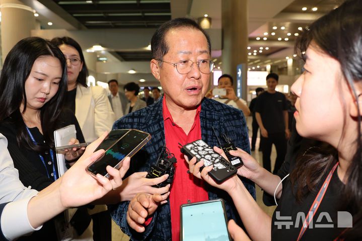 [인천공항=뉴시스] 권창회 기자 = 국민의힘 대선 후보 경선에서 탈락한 뒤 정계 은퇴를 선언하고 하와이에 체류했던 홍준표 전 대구시장이 17일 인천 중구 인천국제공항 제1터미널을 통해 귀국한 뒤 취재진 질의에 답하고 있다. 2025.06.17. kch0523@newsis.com