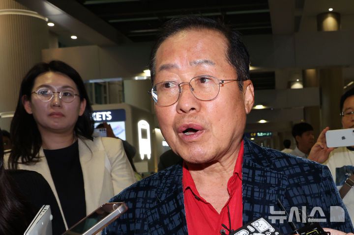 [인천공항=뉴시스] 권창회 기자 = 국민의힘 대선 후보 경선에서 탈락한 뒤 정계 은퇴를 선언하고 하와이에 체류했던 홍준표 전 대구시장이 17일 인천 중구 인천국제공항 제1터미널을 통해 귀국한 뒤 취재진 질의에 답하고 있다. 2025.06.17. kch0523@newsis.com