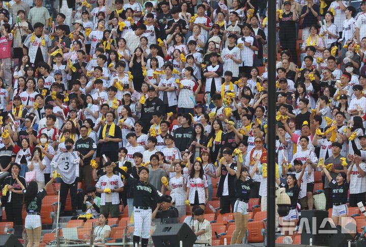[서울=뉴시스] 배훈식 기자 = 프로야구 600만 관중 돌파를 눈 앞에 둔 17일 오후 서울 송파구 잠실야구장에서 열린 2025 신한 쏠뱅크 KBO리그 LG 트윈스와 NC 다이노스의 경기를 찾은 많은 야구 팬들이 열띤 응원을 하고 있다. 2025.06.17. dahora83@newsis.com