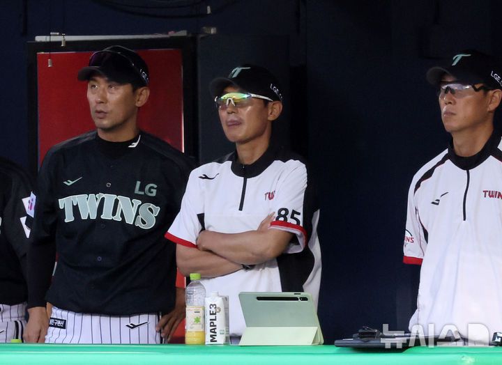 [서울=뉴시스] 배훈식 기자 = 17일 오후 서울 송파구 잠실야구장에서 열린 2025 신한 쏠뱅크 KBO리그 LG 트윈스와 NC 다이노스의 경기, 4회초 2점차로 경기를 끌려가자 LG 염경엽 감독이 입술에 침을 바르며 그라운드를 응시하고 있다. 2025.06.17. dahora83@newsis.com