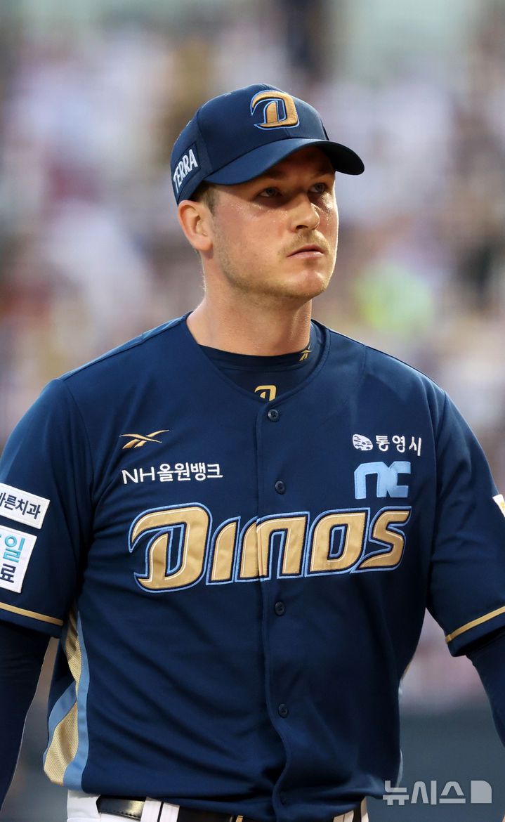 [서울=뉴시스] 배훈식 기자 = 17일 오후 서울 송파구 잠실야구장에서 열린 2025 신한 쏠뱅크 KBO리그 LG 트윈스와 NC 다이노스의 경기, 3회까지 무실점 호투한 NC 선발투수 라일리가 덕아웃으로 향하고 있다. 2025.06.17. dahora83@newsis.com